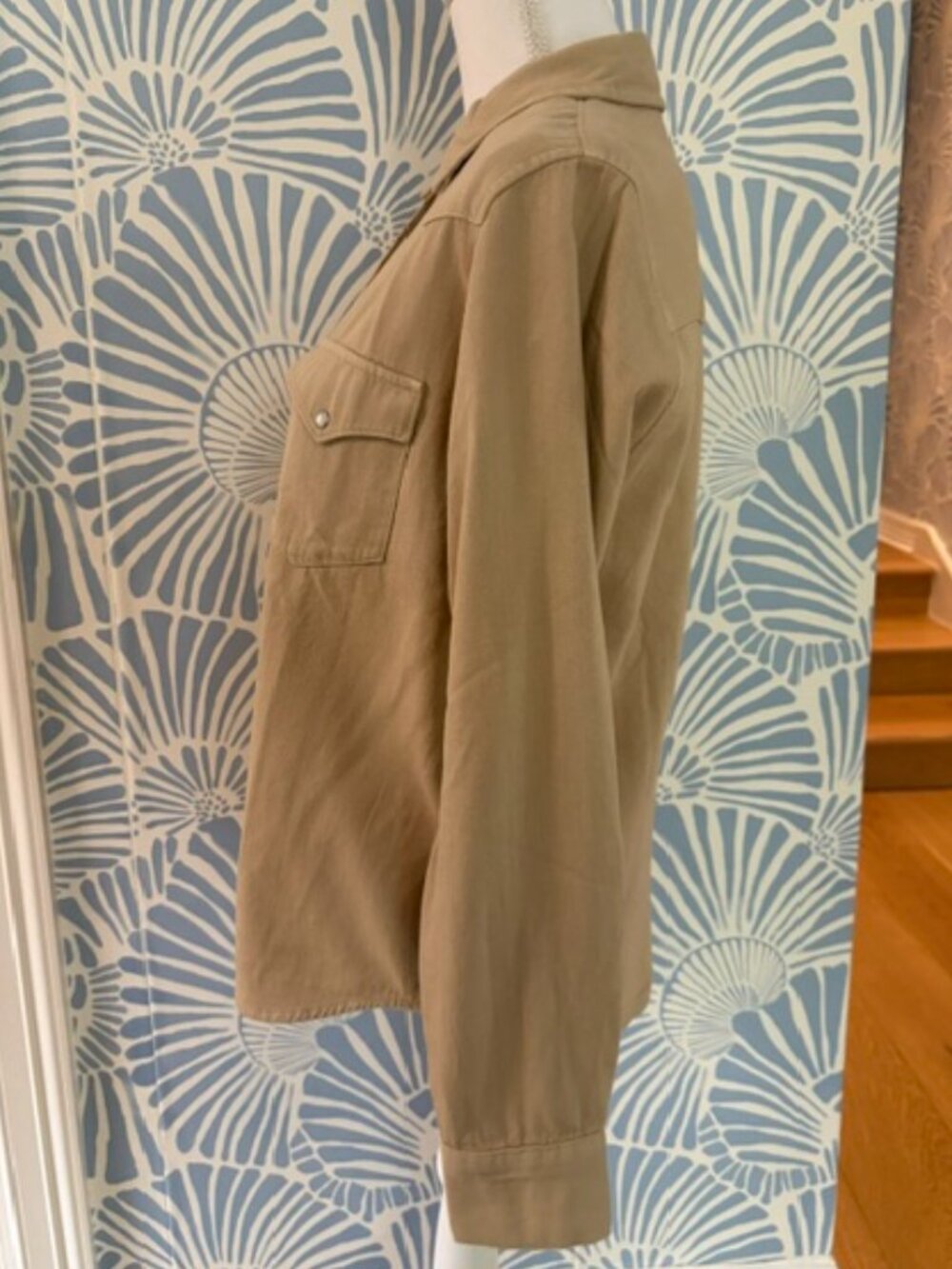 NWT Women's Tan Levi's Standard Western Fit Shirt Size Medium - Picture 3 of 6